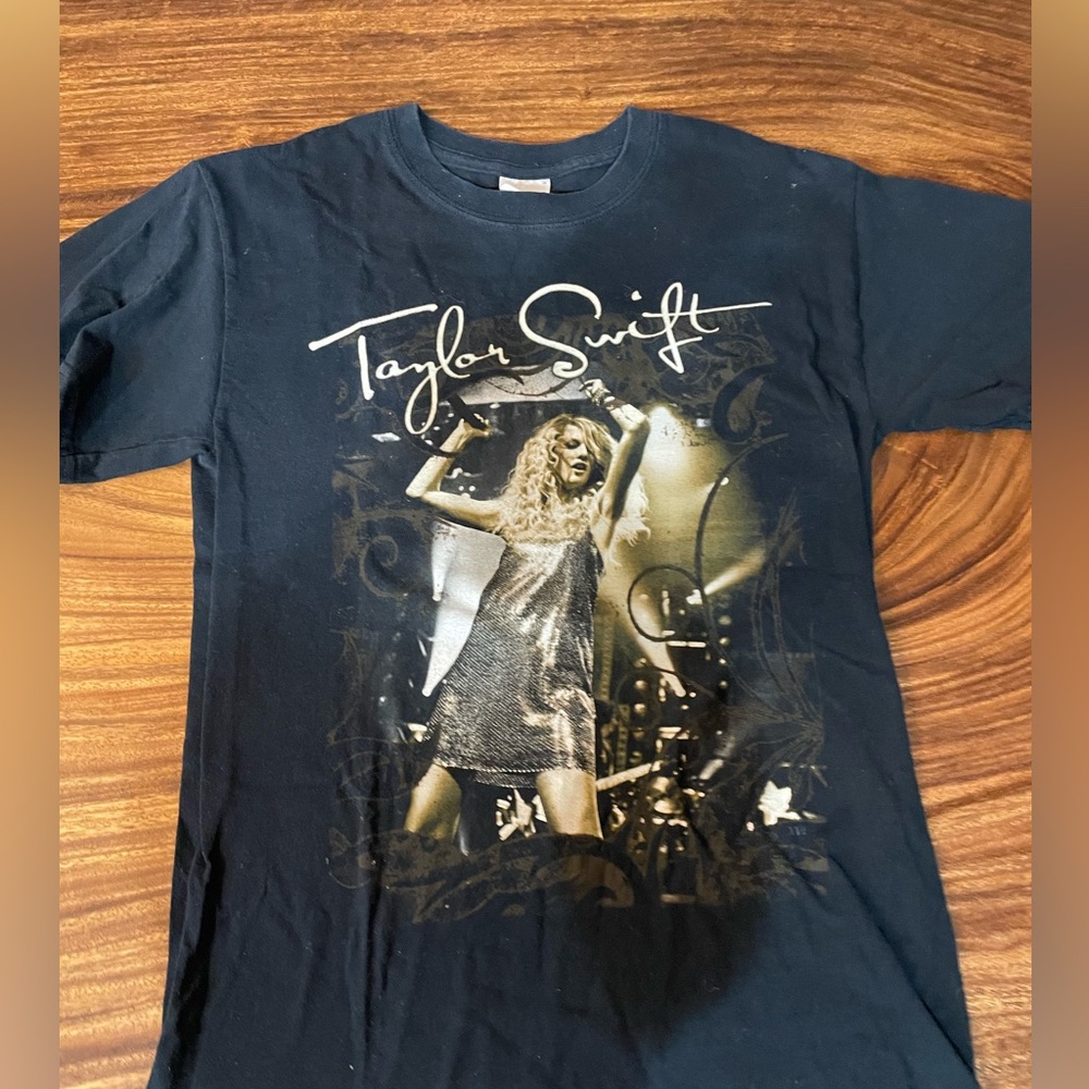 Taylor Swift Fearless tour tshirt, black Gildan size small. Gently worn